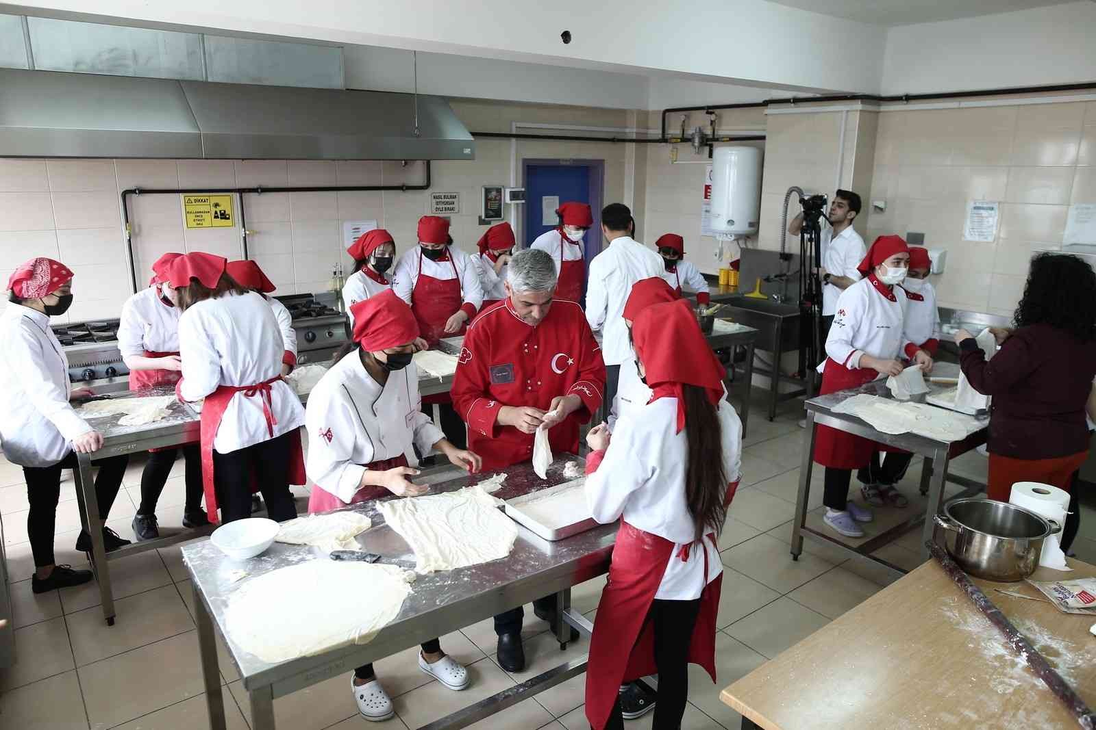 Türkiye’nin en bilinir tatlılarından baklava yapımını Bursa’da meslek lisesinin kız öğrencileri öğreniyor. Yapılan bu protokol ile kadın baklava ...