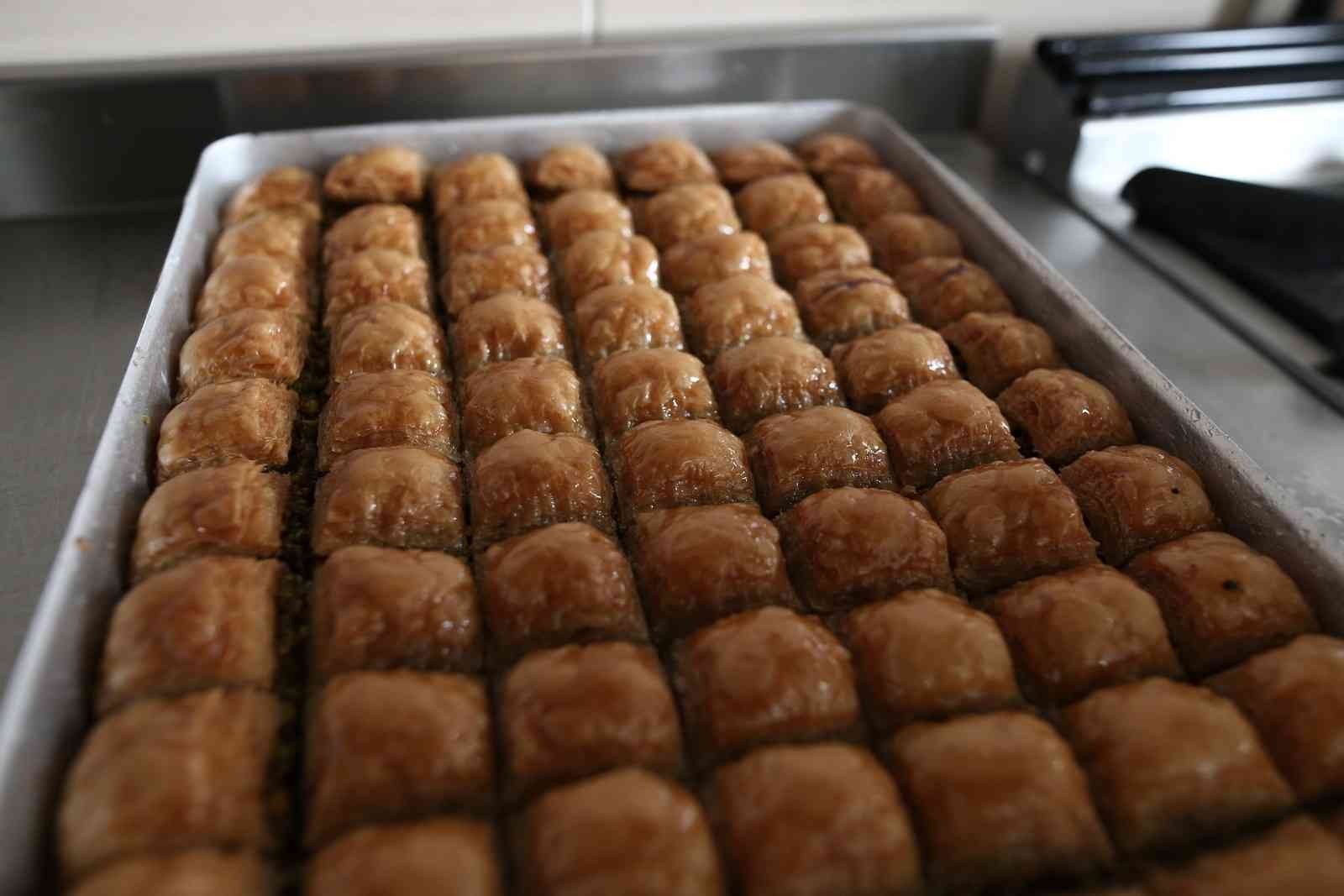 Türkiye’nin en bilinir tatlılarından baklava yapımını Bursa’da meslek lisesinin kız öğrencileri öğreniyor. Yapılan bu protokol ile kadın baklava ...