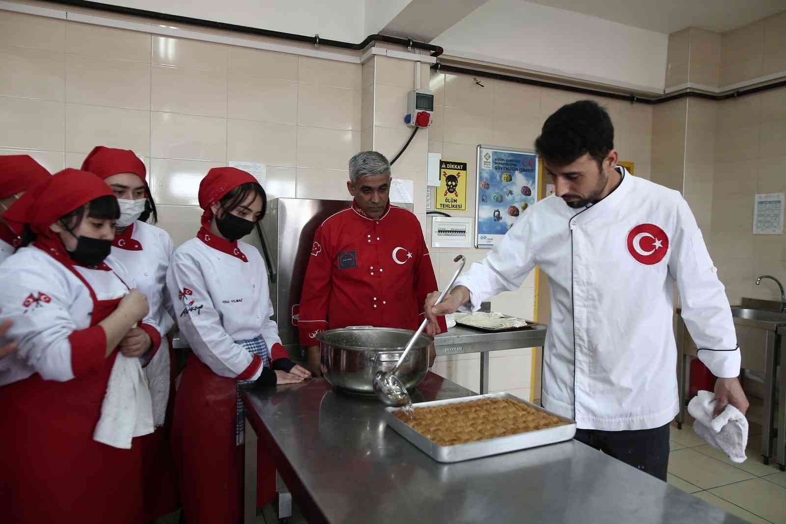 Türkiye’nin en bilinir tatlılarından baklava yapımını Bursa’da meslek lisesinin kız öğrencileri öğreniyor. Yapılan bu protokol ile kadın baklava ...