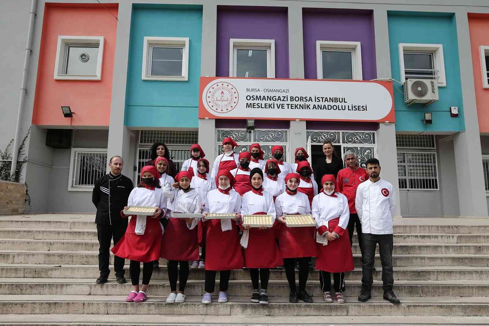 Türkiye’nin en bilinir tatlılarından baklava yapımını Bursa’da meslek lisesinin kız öğrencileri öğreniyor. Yapılan bu protokol ile kadın baklava ...