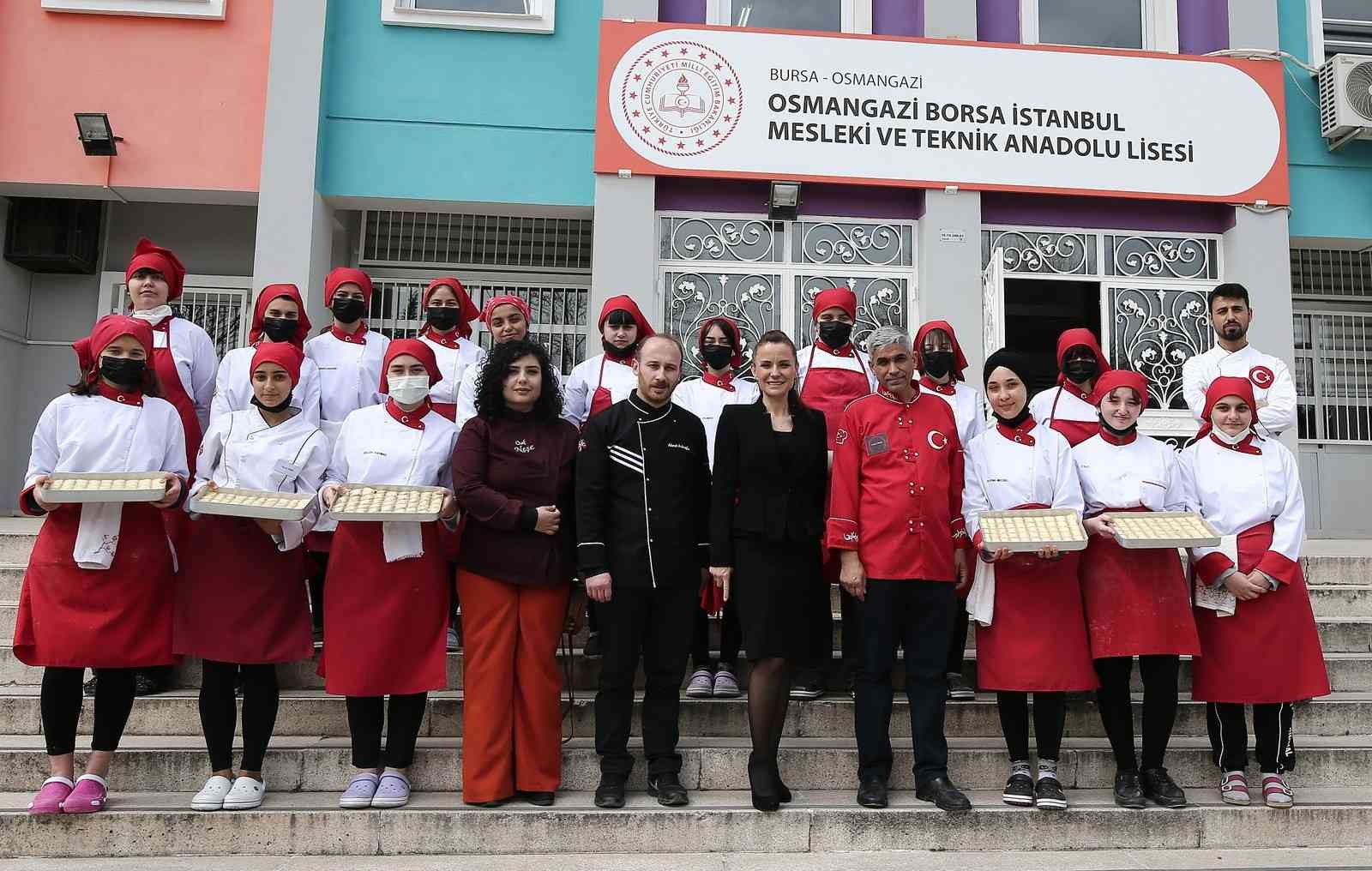 Türkiye’nin en bilinir tatlılarından baklava yapımını Bursa’da meslek lisesinin kız öğrencileri öğreniyor. Yapılan bu protokol ile kadın baklava ...