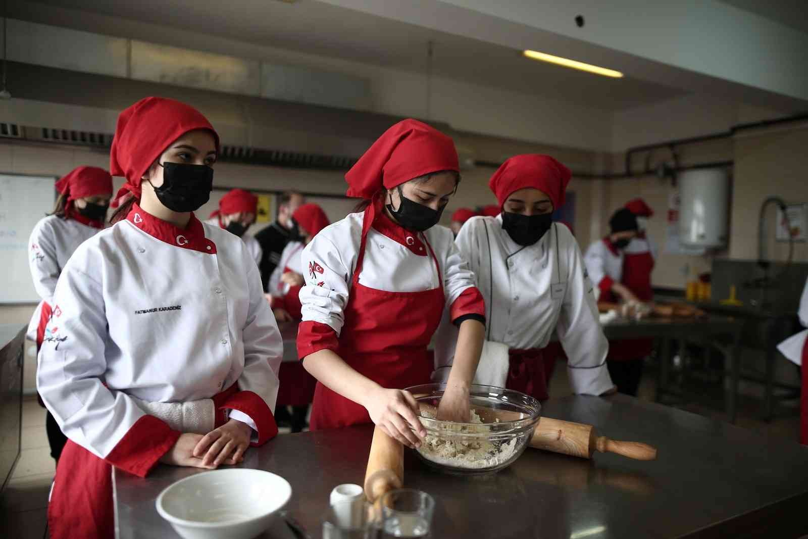 Türkiye’nin en bilinir tatlılarından baklava yapımını Bursa’da meslek lisesinin kız öğrencileri öğreniyor. Yapılan bu protokol ile kadın baklava ...