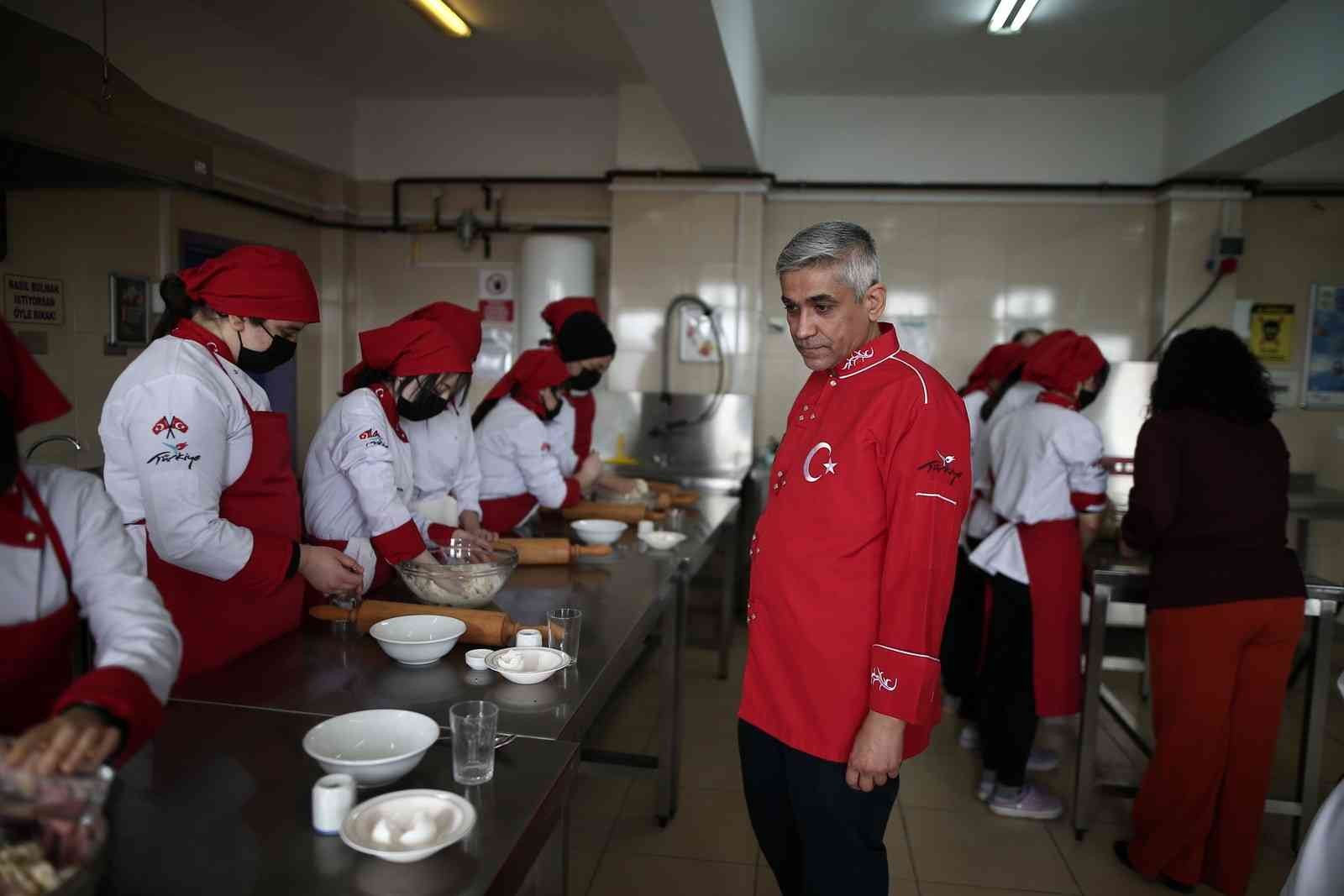 Türkiye’nin en bilinir tatlılarından baklava yapımını Bursa’da meslek lisesinin kız öğrencileri öğreniyor. Yapılan bu protokol ile kadın baklava ...