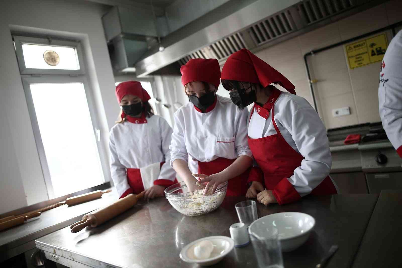 Türkiye’nin en bilinir tatlılarından baklava yapımını Bursa’da meslek lisesinin kız öğrencileri öğreniyor. Yapılan bu protokol ile kadın baklava ...