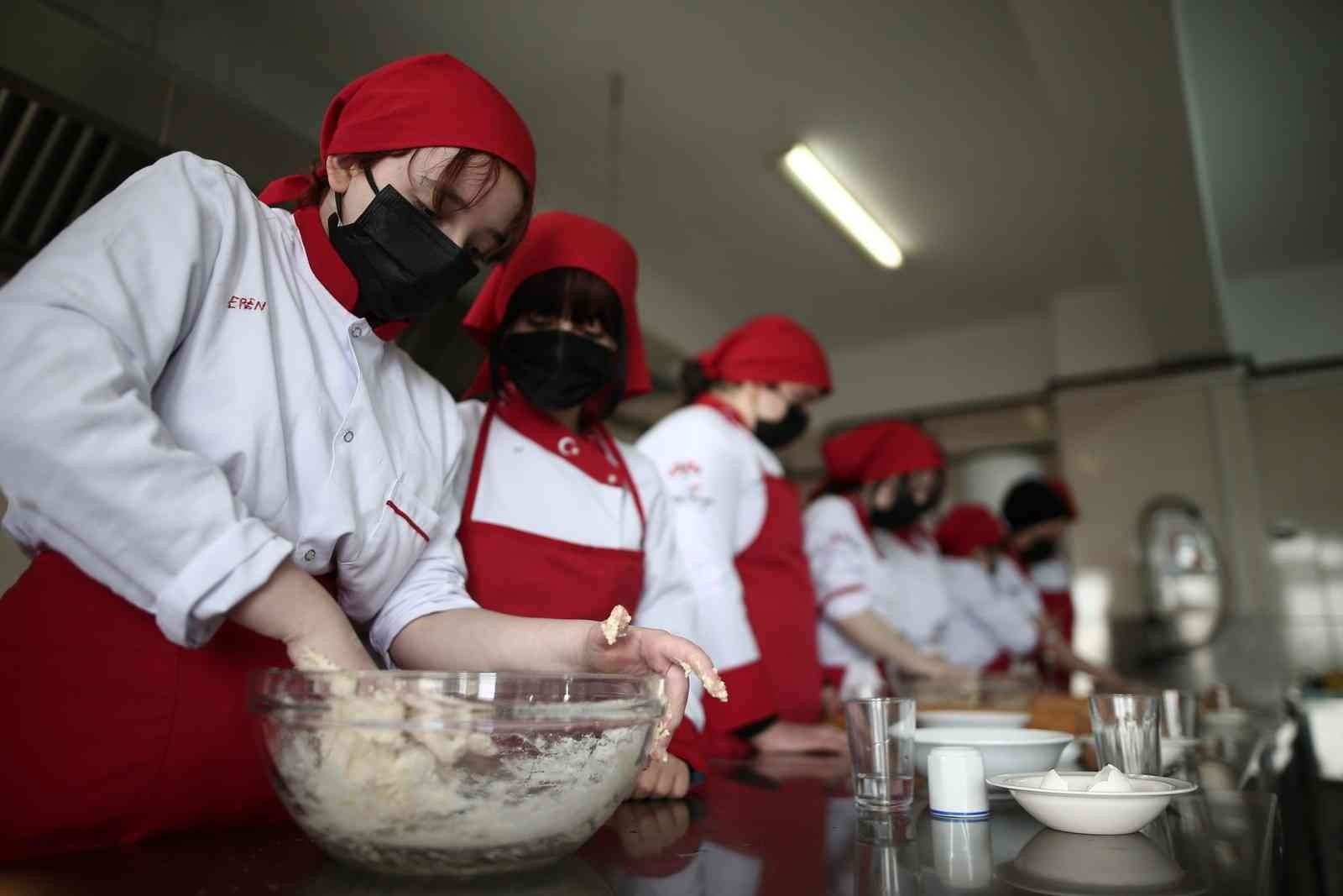 Türkiye’nin en bilinir tatlılarından baklava yapımını Bursa’da meslek lisesinin kız öğrencileri öğreniyor. Yapılan bu protokol ile kadın baklava ...