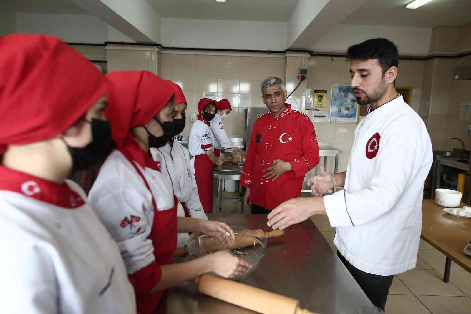 Türkiye’nin en bilinir tatlılarından baklava yapımını Bursa’da meslek lisesinin kız öğrencileri öğreniyor. Yapılan bu protokol ile kadın baklava ...