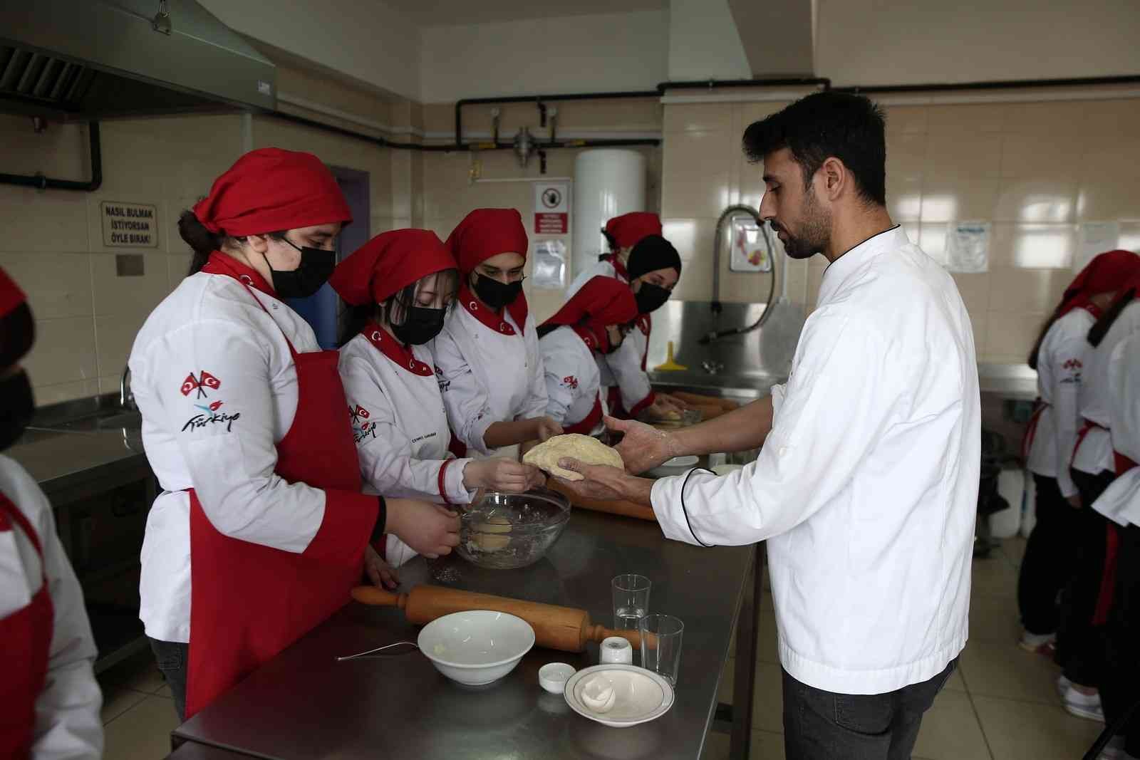 Türkiye’nin en bilinir tatlılarından baklava yapımını Bursa’da meslek lisesinin kız öğrencileri öğreniyor. Yapılan bu protokol ile kadın baklava ...