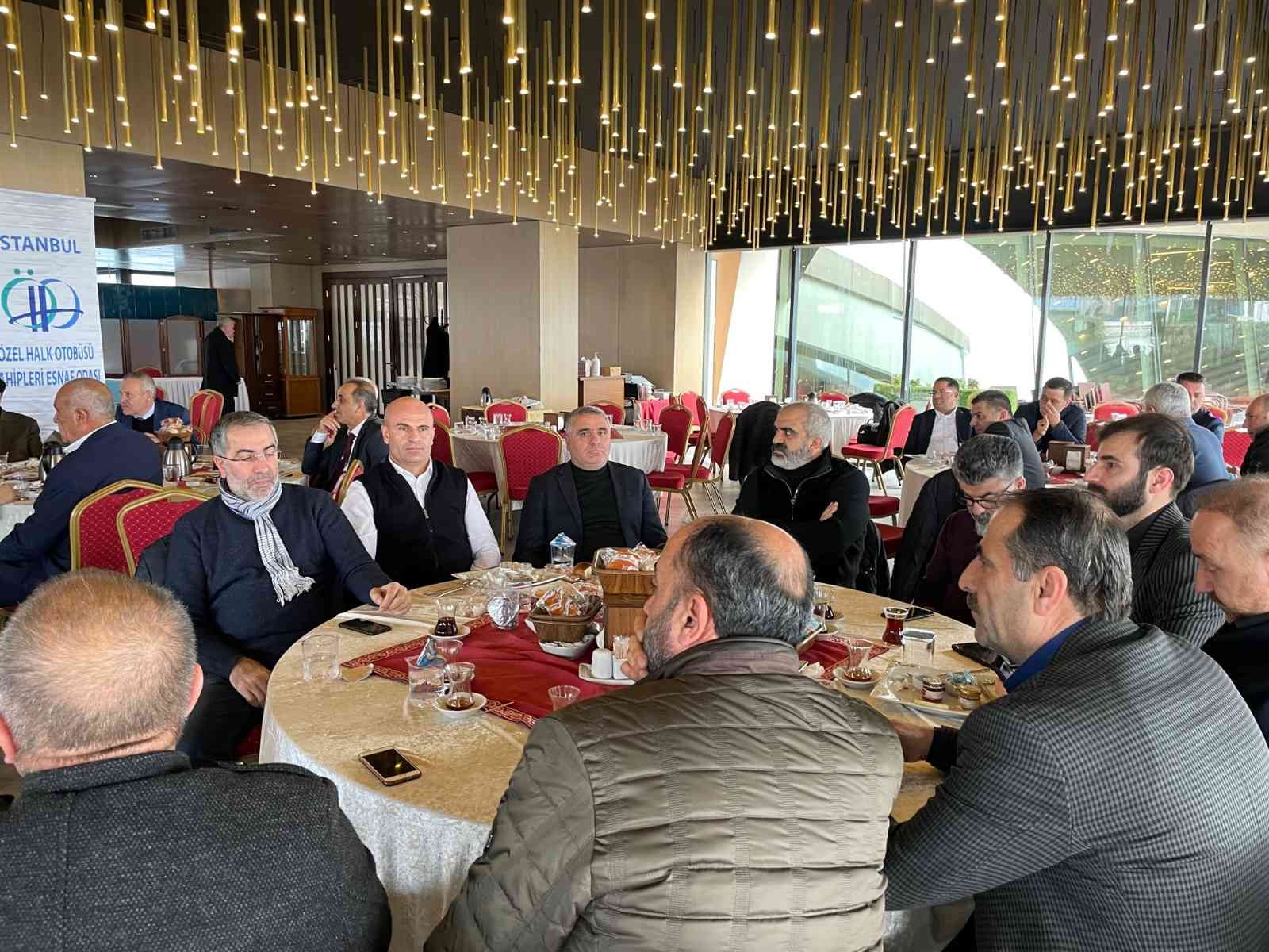 Özel Halk Otobüsü Sahipleri Esnaf Odası Başkanı Göksel Ovacık, İstanbul Büyükşehir Belediyesinden (İBB) alacakları olduğunu ifade ederek ...