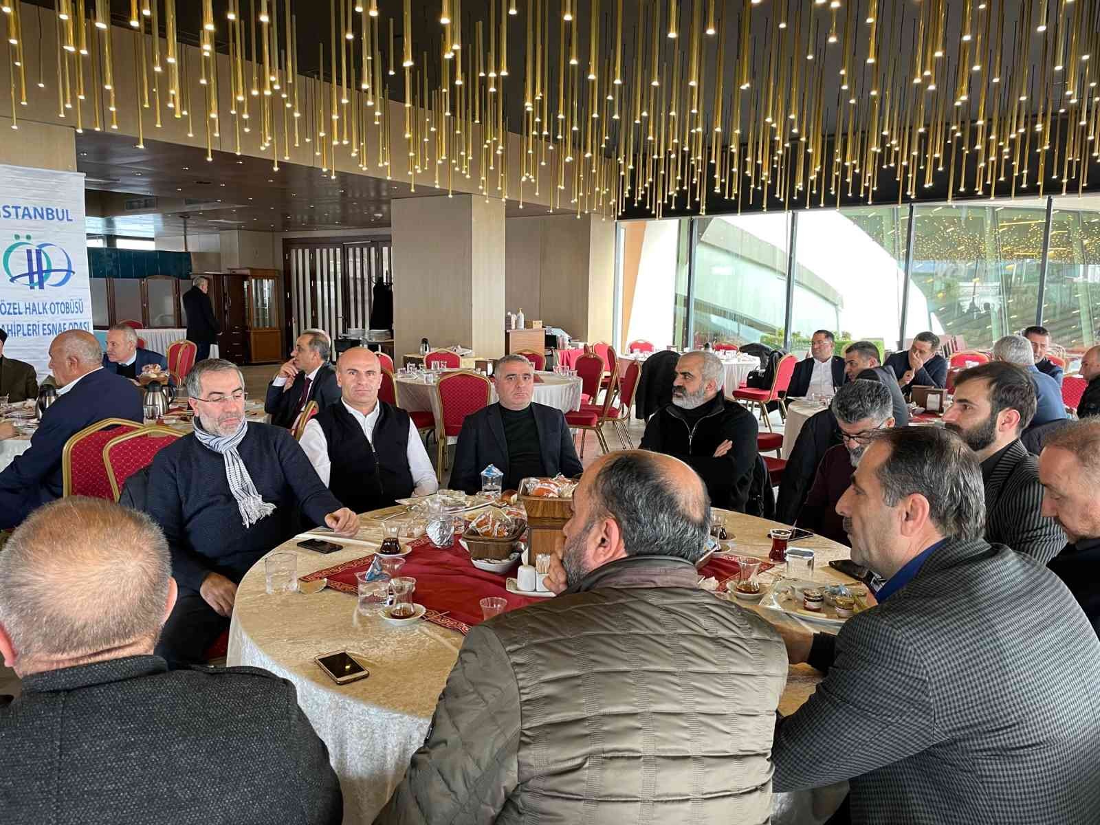 Özel Halk Otobüsü Sahipleri Esnaf Odası Başkanı Göksel Ovacık, İstanbul Büyükşehir Belediyesinden (İBB) alacakları olduğunu ifade ederek ...