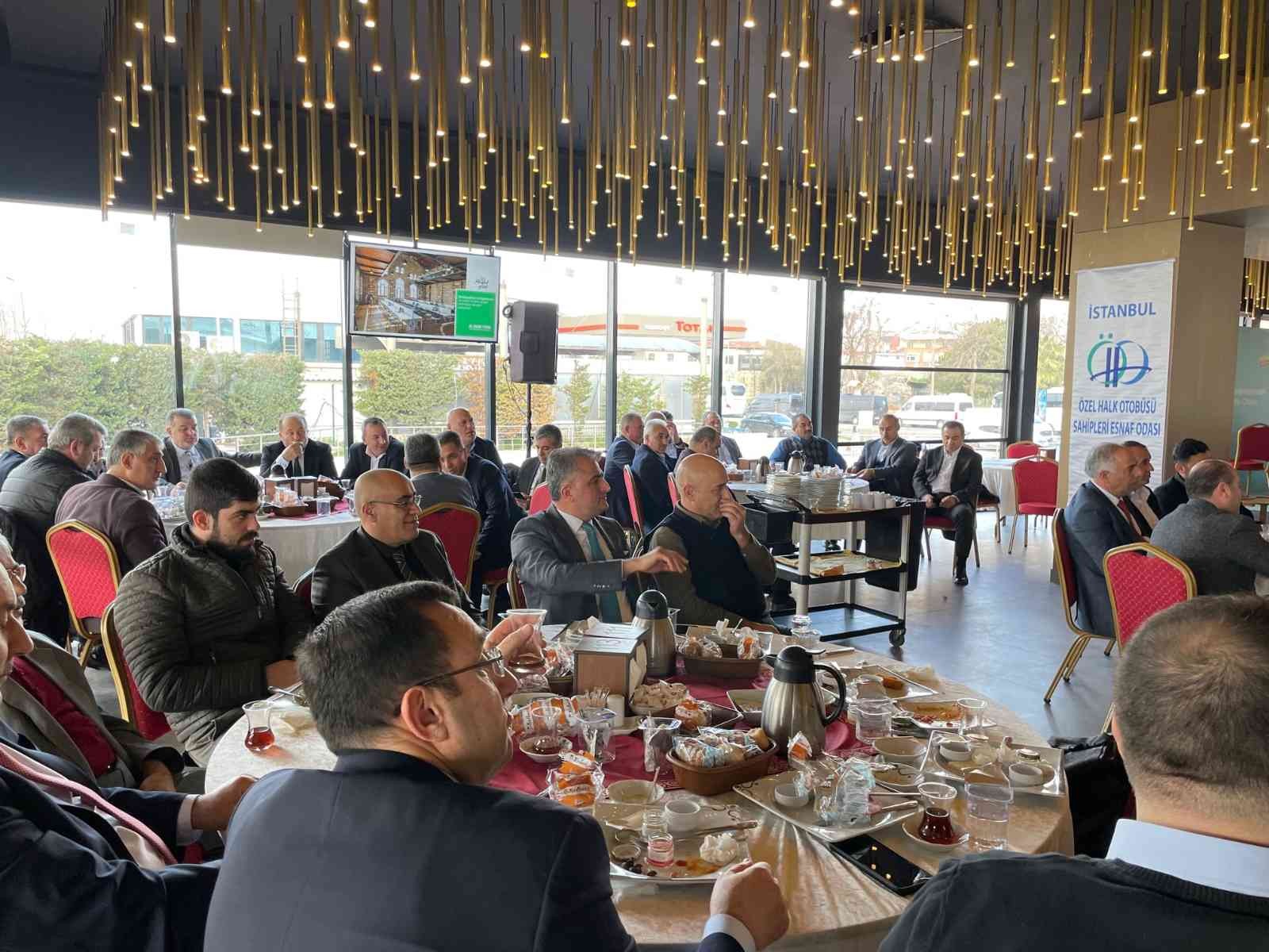 Özel Halk Otobüsü Sahipleri Esnaf Odası Başkanı Göksel Ovacık, İstanbul Büyükşehir Belediyesinden (İBB) alacakları olduğunu ifade ederek ...