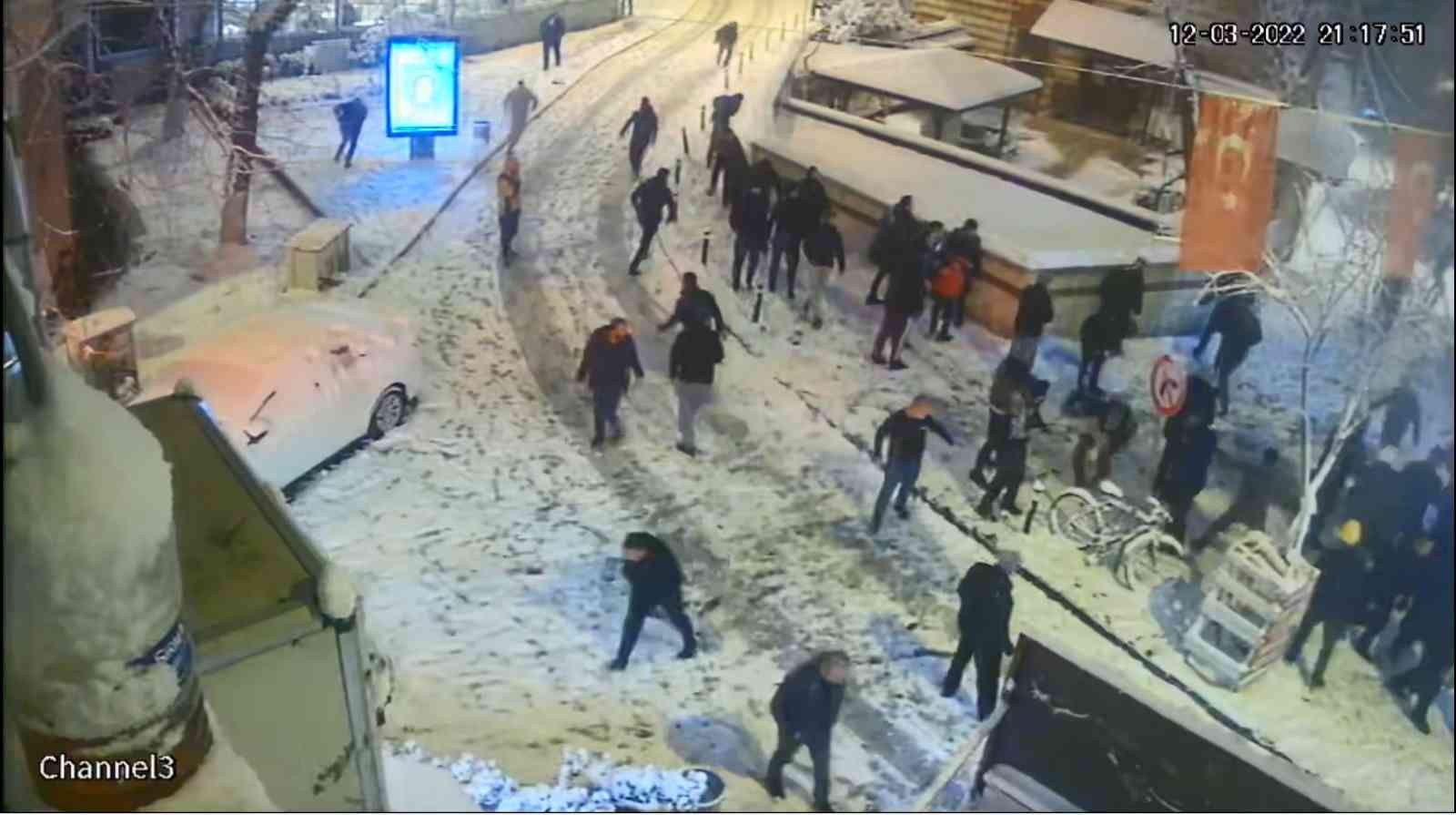 İstanbul’da Tophane Parkı’nda yaklaşık 50 kişiden oluşan iki grup arasında başlayan kartopu savaşı silahlı kavgaya dönüştü. Silahların çekildiği ...