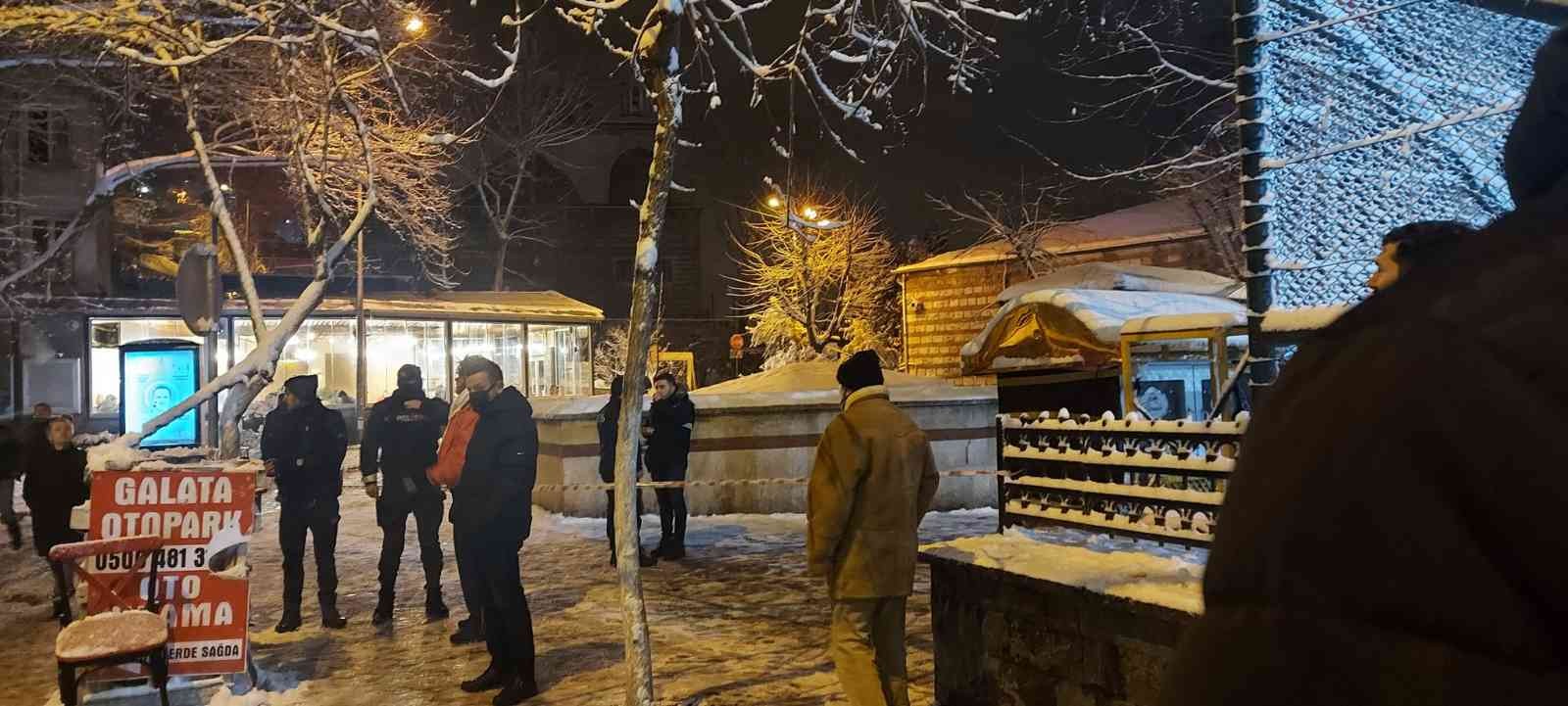 İstanbul’da Tophane Parkı’nda yaklaşık 50 kişiden oluşan iki grup arasında başlayan kartopu savaşı silahlı kavgaya dönüştü. Silahların çekildiği ...