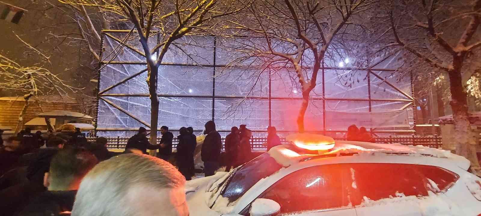 İstanbul’da Tophane Parkı’nda yaklaşık 50 kişiden oluşan iki grup arasında başlayan kartopu savaşı silahlı kavgaya dönüştü. Silahların çekildiği ...