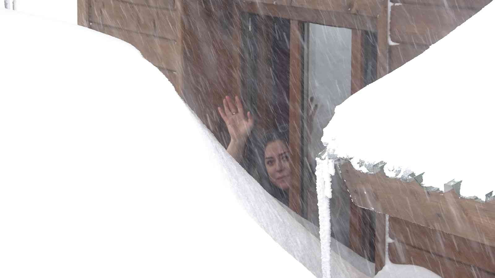 Uludağ’da bulunan orman köşkleri; kar kalınlığının 2 metreyi bulmasıyla kar altında kaldı. Tatilciler her yeri karla kaplı evlere tünelleri ...