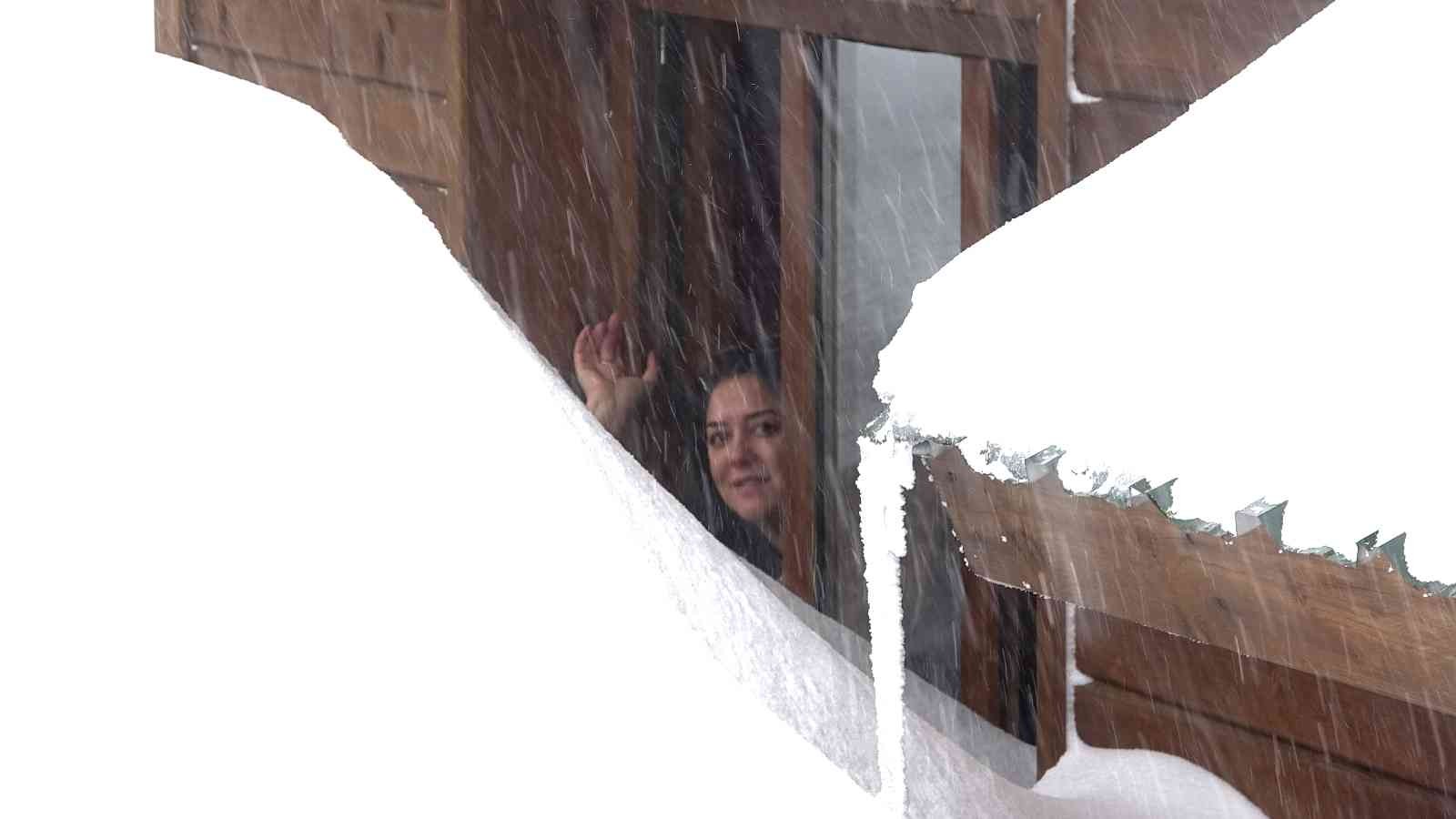 Uludağ’da bulunan orman köşkleri; kar kalınlığının 2 metreyi bulmasıyla kar altında kaldı. Tatilciler her yeri karla kaplı evlere tünelleri ...