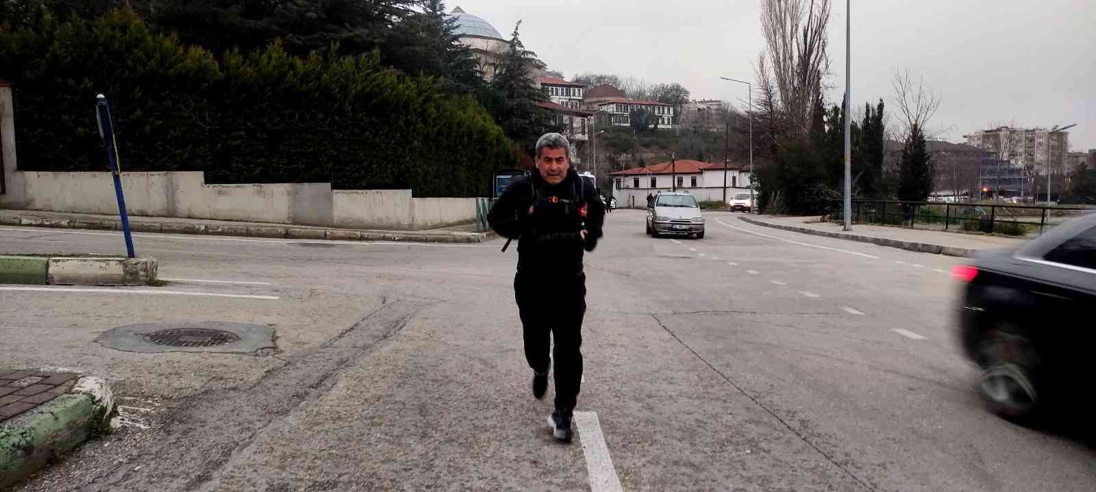 Bursa’da atletizm de yapan bir esnaf; her gün 20 kilometre uzaklıktaki evine koşarak gidiyor. Enver Koç, hem sağlıklı kalıyor hem de ulaşıma ...