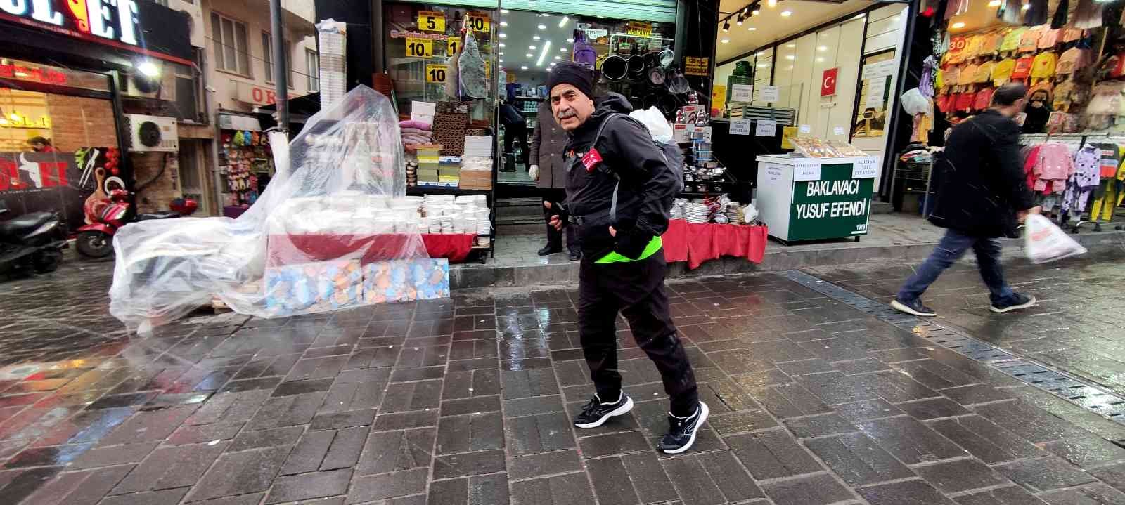 Bursa’da atletizm de yapan bir esnaf; her gün 20 kilometre uzaklıktaki evine koşarak gidiyor. Enver Koç, hem sağlıklı kalıyor hem de ulaşıma ...