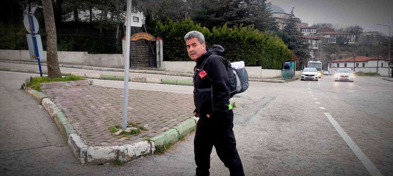 Bursa’da atletizm de yapan bir esnaf; her gün 20 kilometre uzaklıktaki evine koşarak gidiyor. Enver Koç, hem sağlıklı kalıyor hem de ulaşıma ...