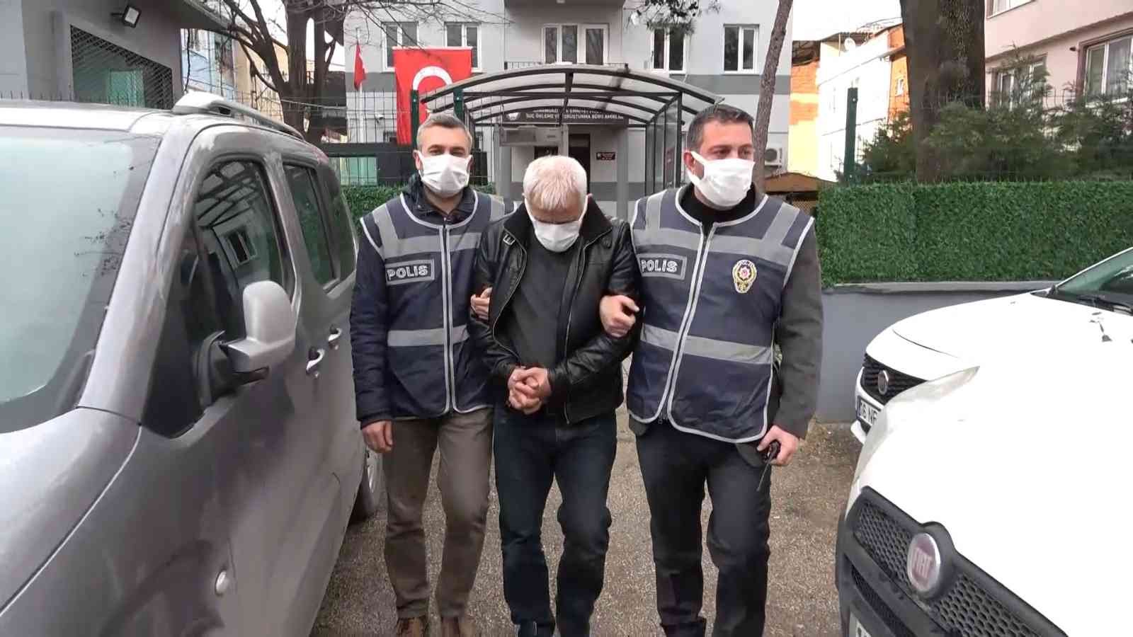 İstanbul’dan Bursa’ya uyuşturucu taşıyan kuryeyi takibe alan Bursa polisi; teslimat esnasında kaçan şüpheliyi kovalamaca sonucu suçüstü yakaladı ...