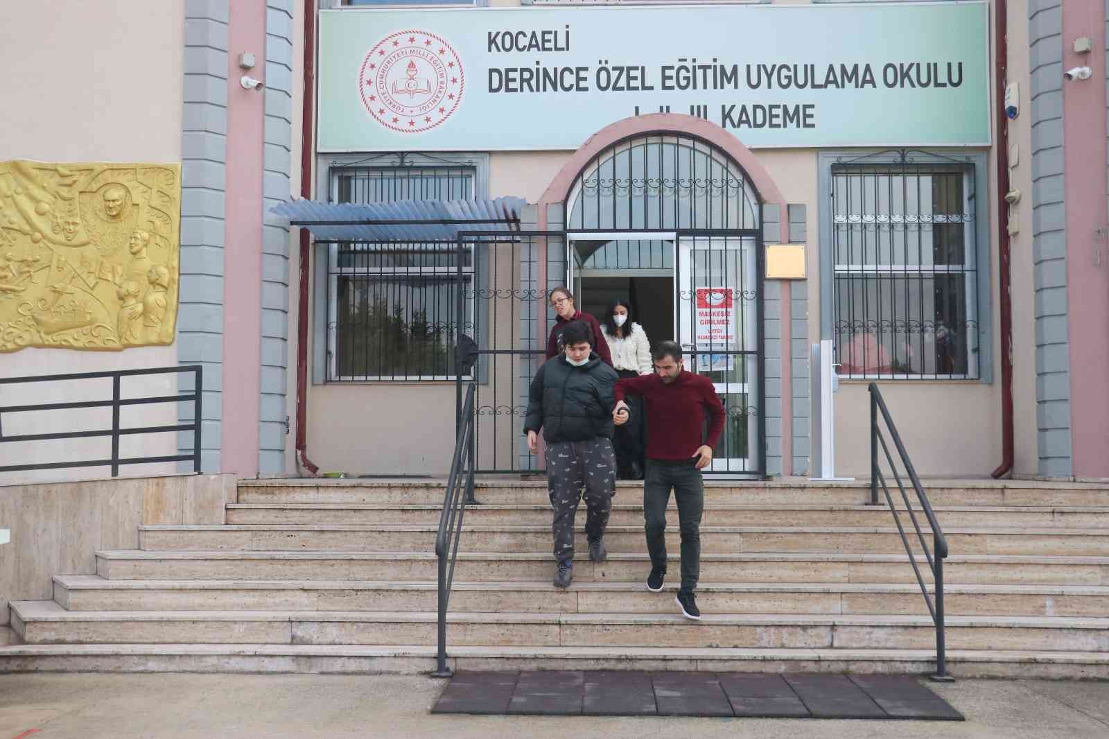 Kocaeli’de "Deprem Haftası" kapsamında özel bireylerin eğitim aldığı okulda tatbikat yapıldı. Özel öğrenciler, deprem gerçeğini tatbikatla ...