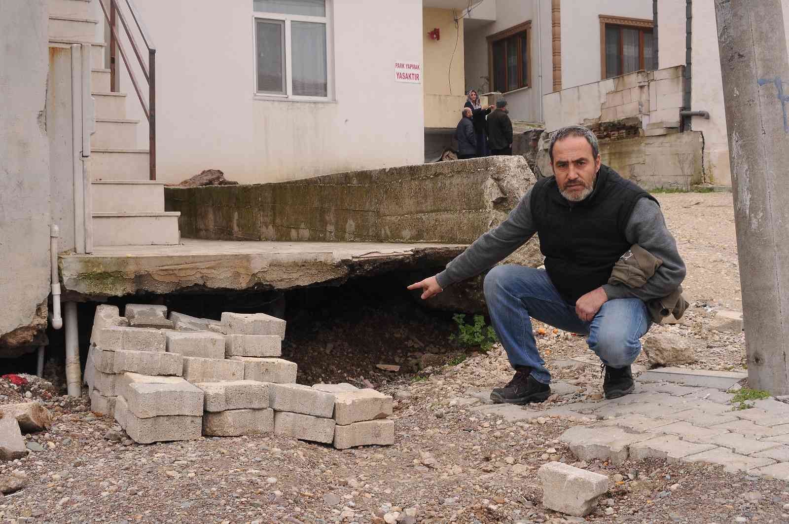 Yalova merkez Bayraktepe Mahallesi’ndeki yaklaşık 100 bina, zeminde yaşanan problem nedeniyle yıkılma tehlikesiyle karşı karşıya kaldı. Bina ve ...