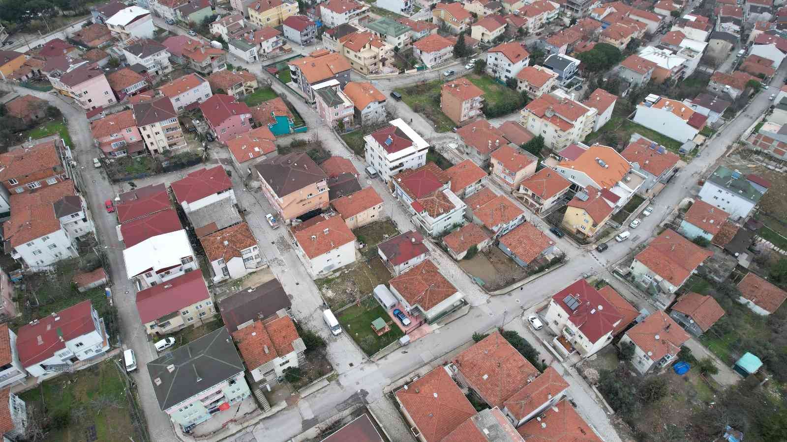 Yalova merkez Bayraktepe Mahallesi’ndeki yaklaşık 100 bina, zeminde yaşanan problem nedeniyle yıkılma tehlikesiyle karşı karşıya kaldı. Bina ve ...