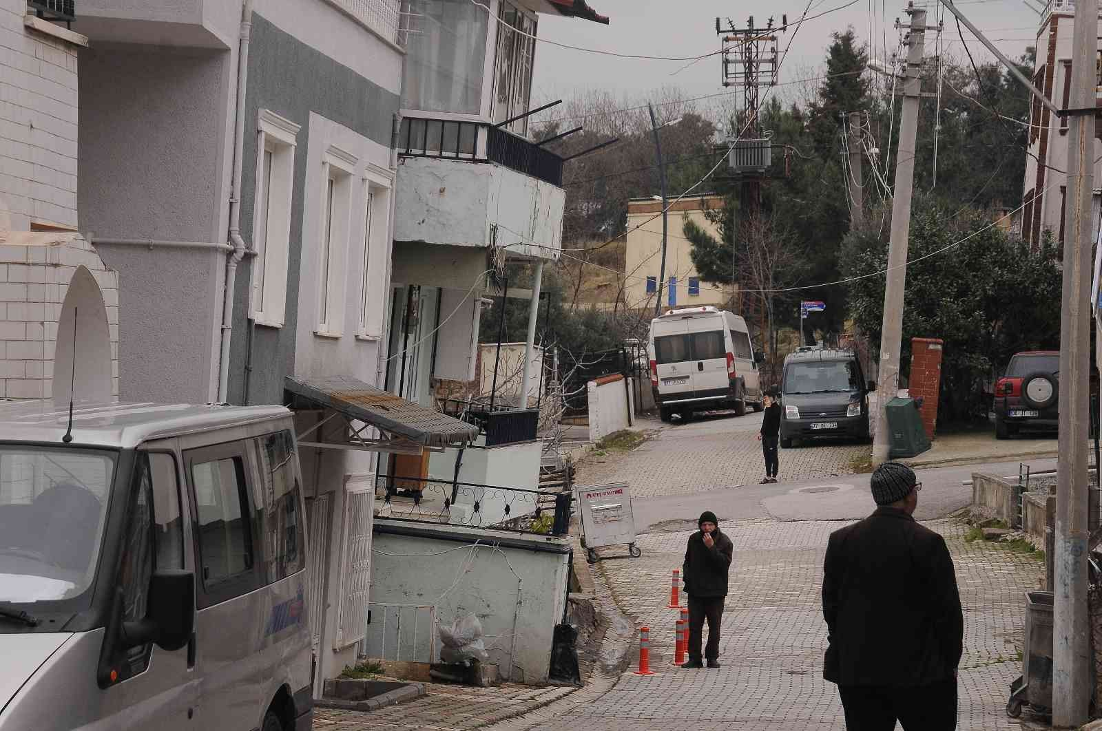 Yalova merkez Bayraktepe Mahallesi’ndeki yaklaşık 100 bina, zeminde yaşanan problem nedeniyle yıkılma tehlikesiyle karşı karşıya kaldı. Bina ve ...