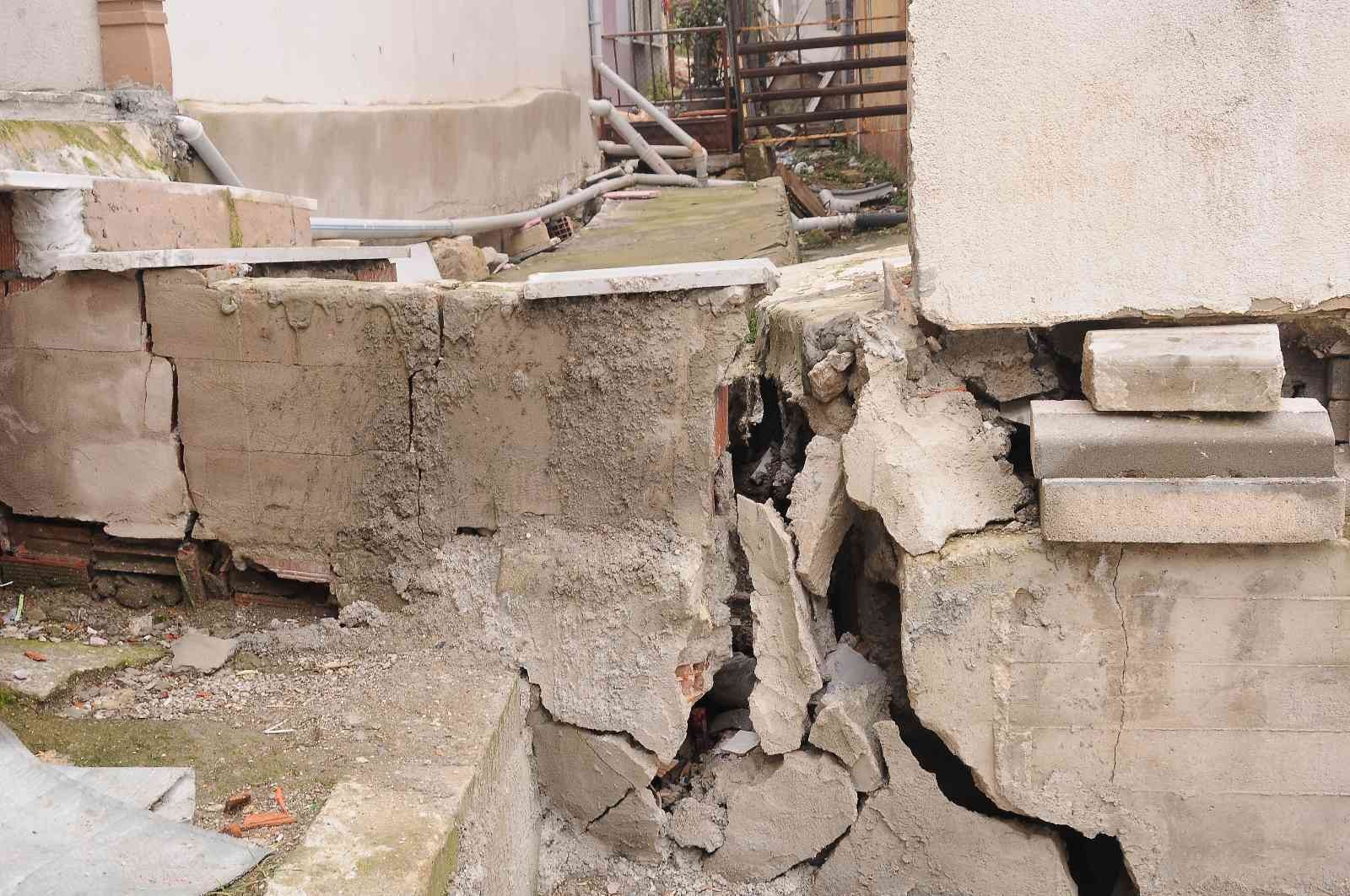 Yalova merkez Bayraktepe Mahallesi’ndeki yaklaşık 100 bina, zeminde yaşanan problem nedeniyle yıkılma tehlikesiyle karşı karşıya kaldı. Bina ve ...