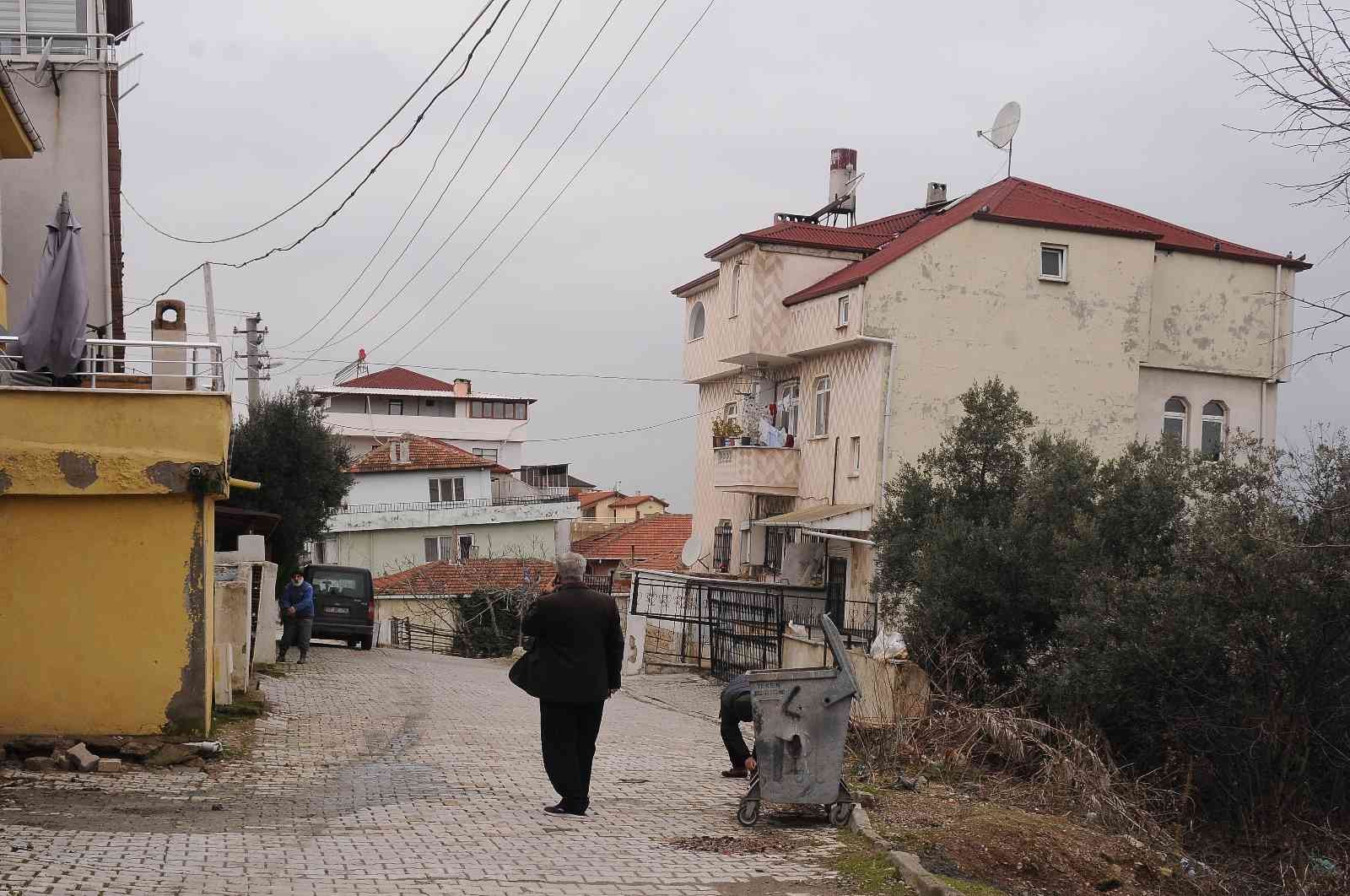 Yalova merkez Bayraktepe Mahallesi’ndeki yaklaşık 100 bina, zeminde yaşanan problem nedeniyle yıkılma tehlikesiyle karşı karşıya kaldı. Bina ve ...