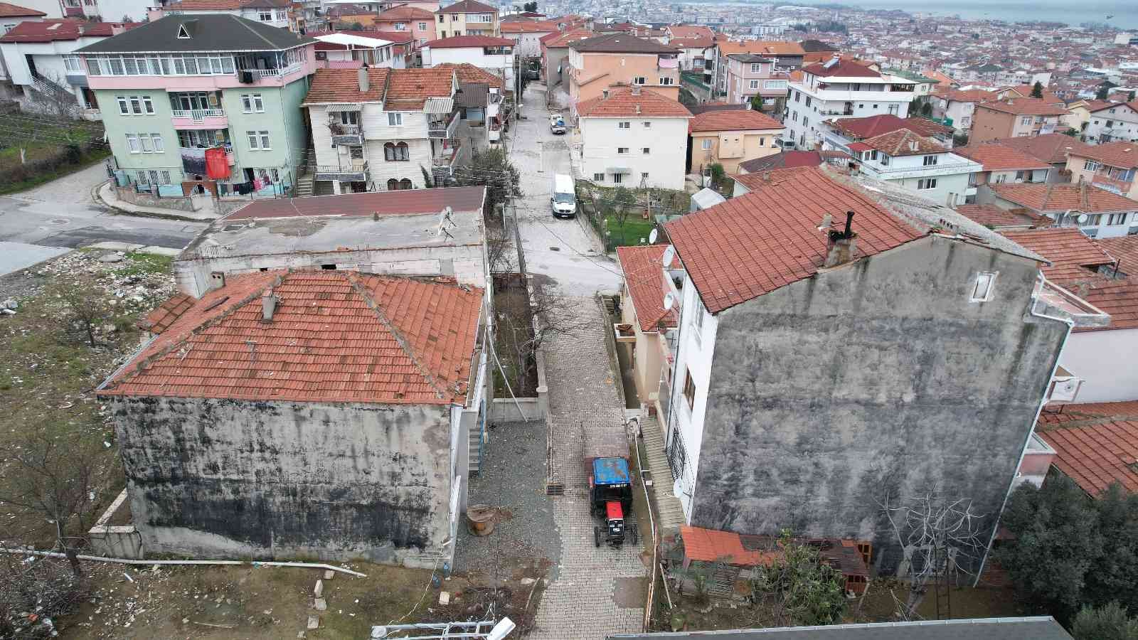 Yalova merkez Bayraktepe Mahallesi’ndeki yaklaşık 100 bina, zeminde yaşanan problem nedeniyle yıkılma tehlikesiyle karşı karşıya kaldı. Bina ve ...