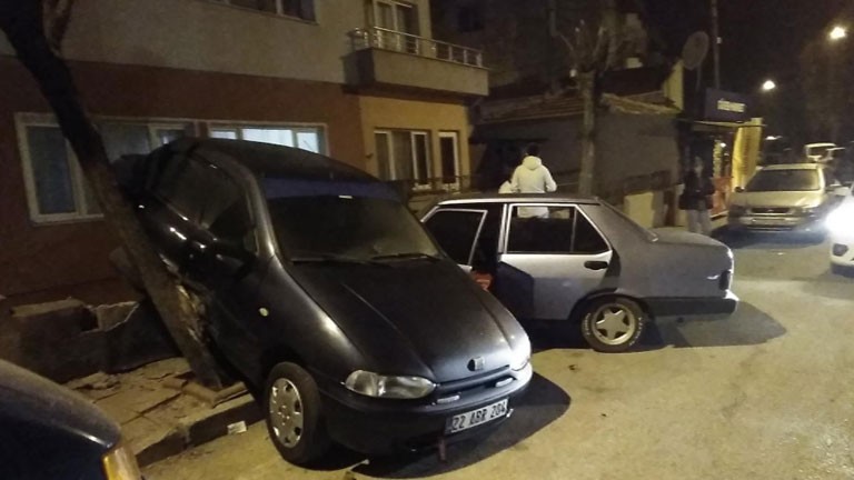 Edirne’nin Keşan ilçesinde sürücüsünün direksiyon hakimiyetini kaybettiği otomobil önce park halindeki bir otomobile ardından bahçe duvarına ...