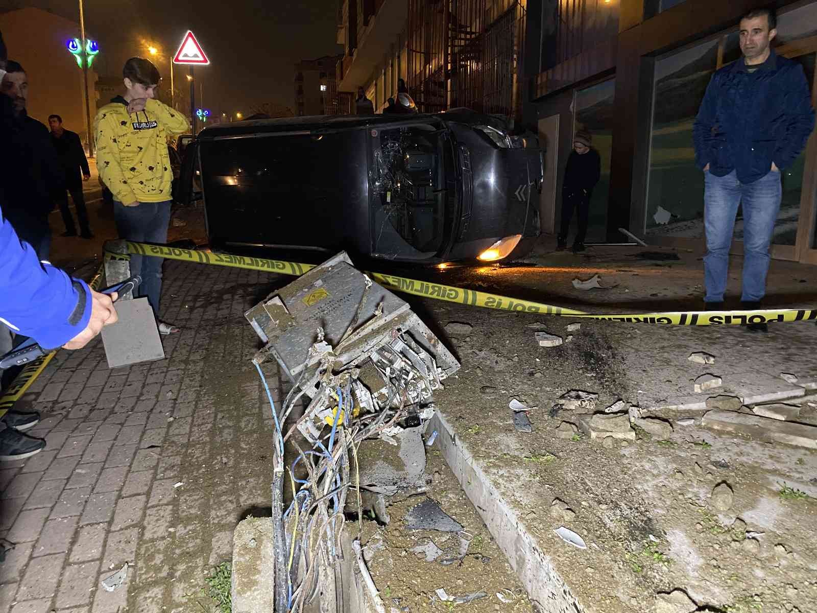 Kocaeli’nin Çayırova ilçesinde seyir halindeyken park halindeki otomobile çarpan hafif ticari araç takla attı. Araçta bulunan 2 kişi yaralanarak ...