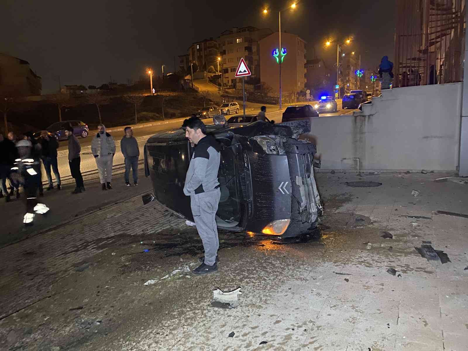 Kocaeli’nin Çayırova ilçesinde seyir halindeyken park halindeki otomobile çarpan hafif ticari araç takla attı. Araçta bulunan 2 kişi yaralanarak ...