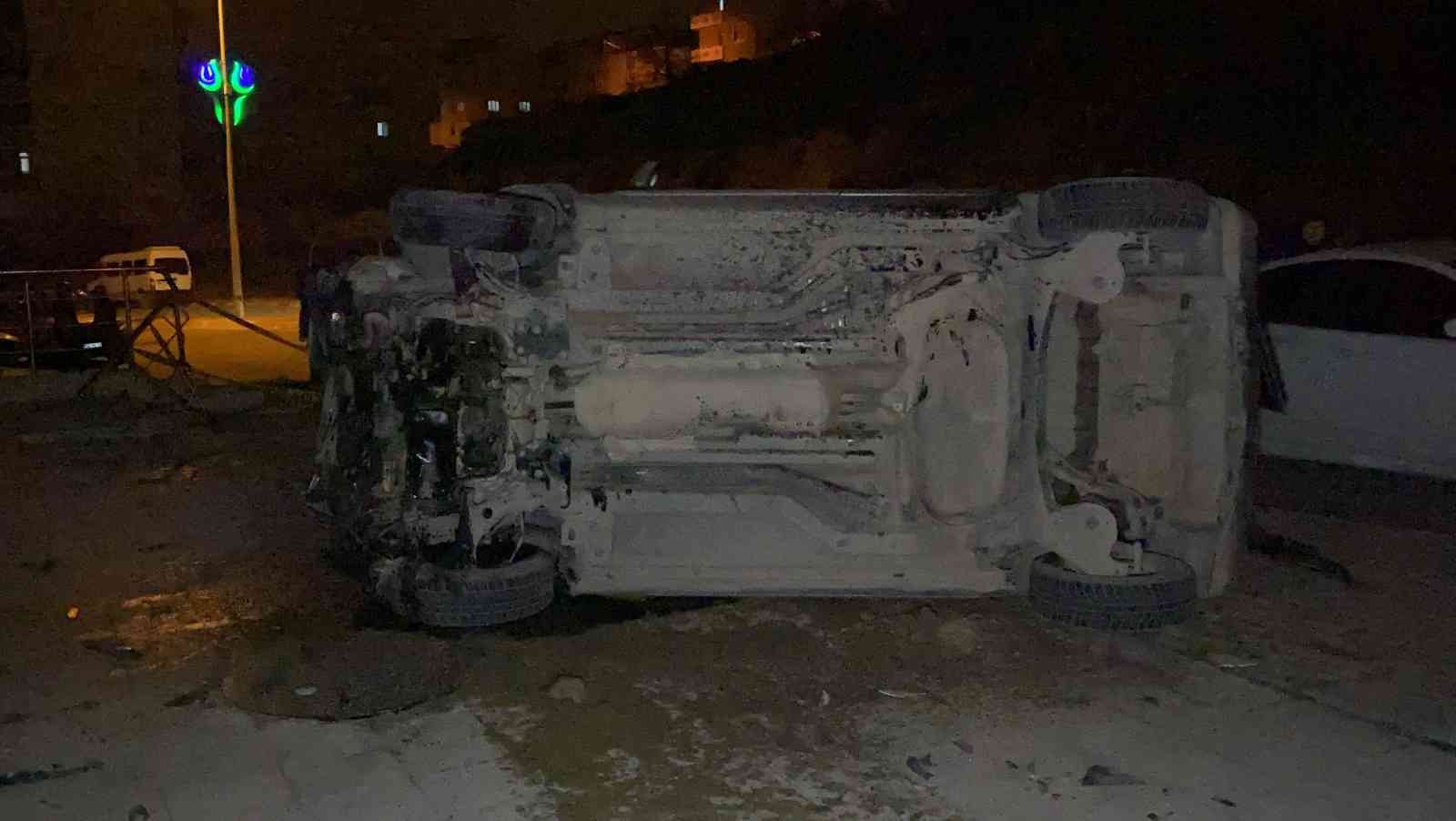 Kocaeli’nin Çayırova ilçesinde seyir halindeyken park halindeki otomobile çarpan hafif ticari araç takla attı. Araçta bulunan 2 kişi yaralanarak ...