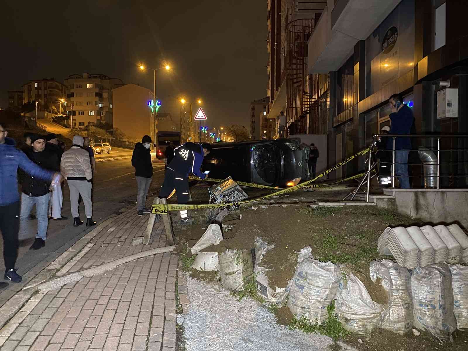 Kocaeli’nin Çayırova ilçesinde seyir halindeyken park halindeki otomobile çarpan hafif ticari araç takla attı. Araçta bulunan 2 kişi yaralanarak ...