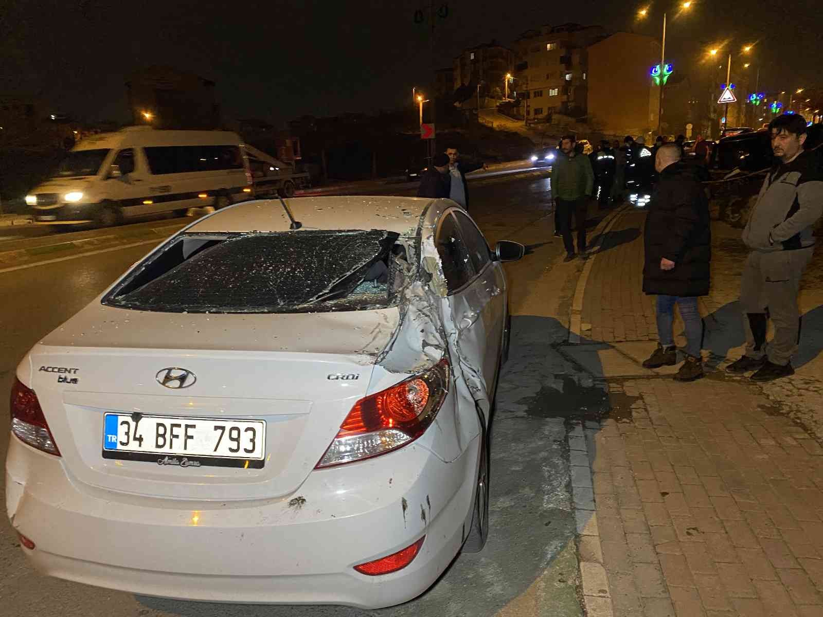 Kocaeli’nin Çayırova ilçesinde seyir halindeyken park halindeki otomobile çarpan hafif ticari araç takla attı. Araçta bulunan 2 kişi yaralanarak ...