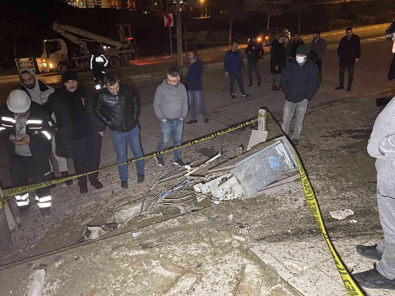 Kocaeli’nin Çayırova ilçesinde seyir halindeyken park halindeki otomobile çarpan hafif ticari araç takla attı. Araçta bulunan 2 kişi yaralanarak ...