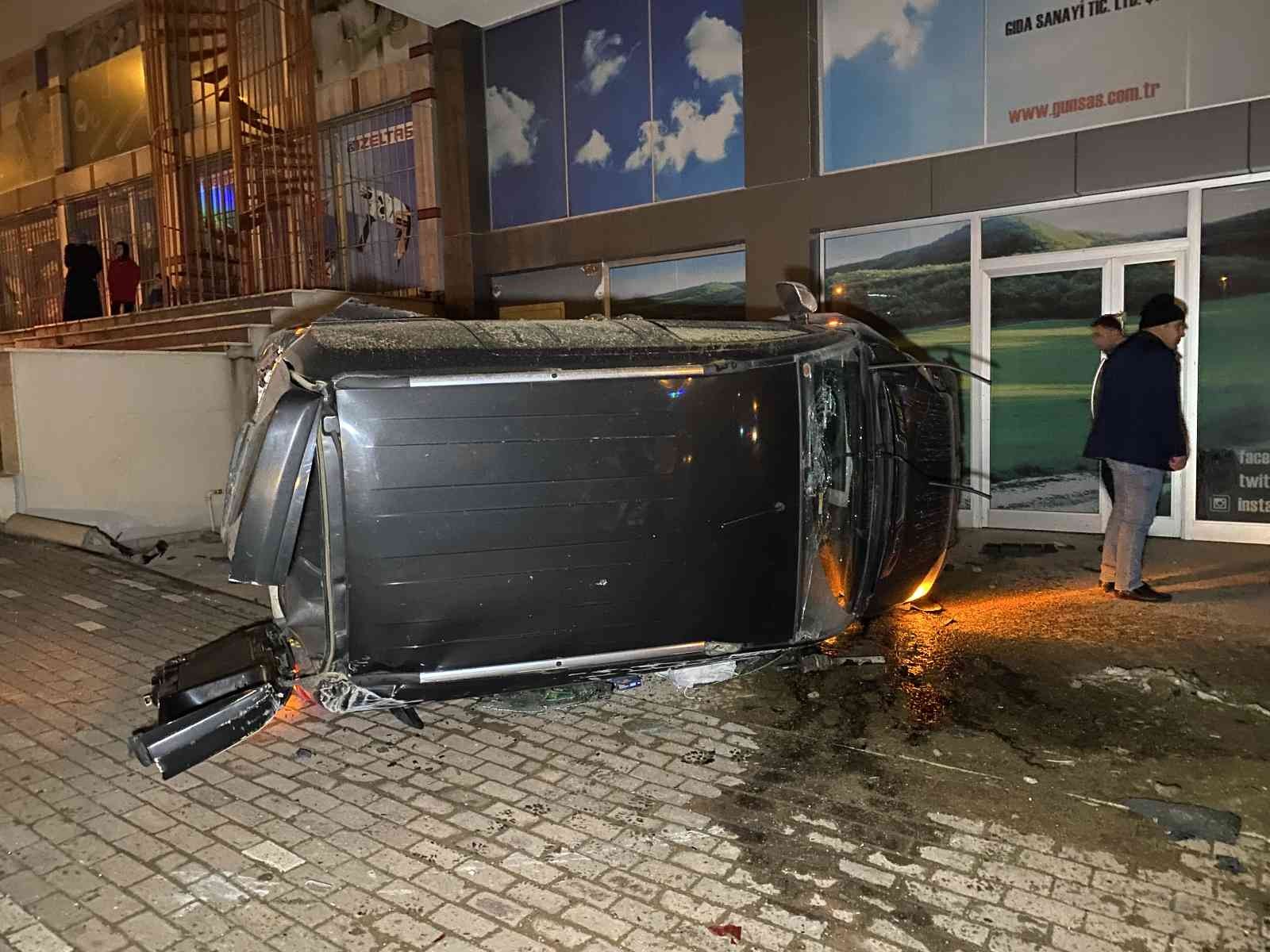 Kocaeli’nin Çayırova ilçesinde seyir halindeyken park halindeki otomobile çarpan hafif ticari araç takla attı. Araçta bulunan 2 kişi yaralanarak ...