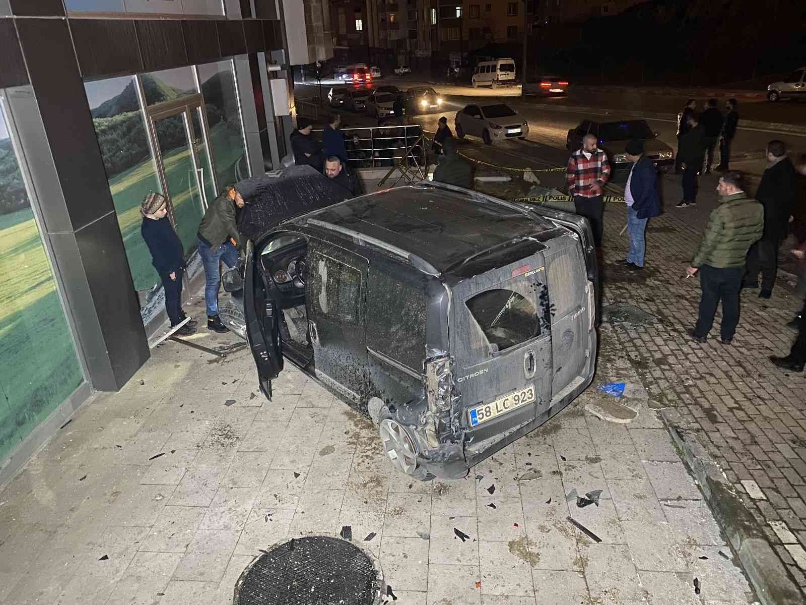 Kocaeli’nin Çayırova ilçesinde seyir halindeyken park halindeki otomobile çarpan hafif ticari araç takla attı. Araçta bulunan 2 kişi yaralanarak ...