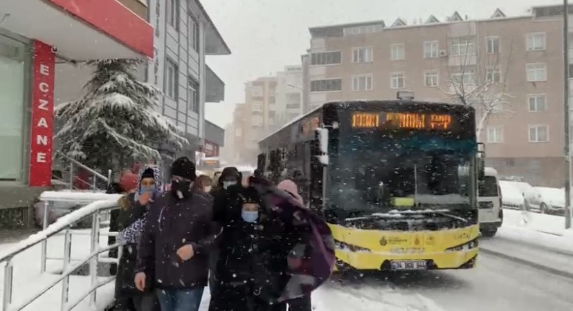 Pendik’te etkili olan yoğun kar yağışı nedeniyle 4 İETT aracı yolda kalırken, toplu taşıma araçlarıyla işe gitmeye çalışan vatandaşlar mağdur ...