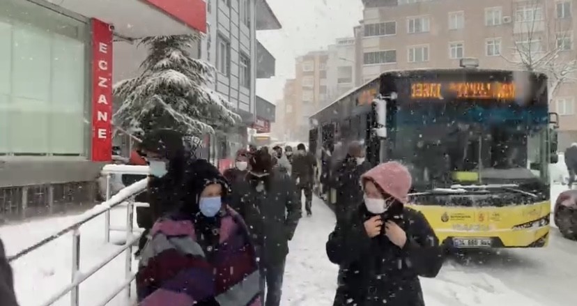 Pendik’te etkili olan yoğun kar yağışı nedeniyle 4 İETT aracı yolda kalırken, toplu taşıma araçlarıyla işe gitmeye çalışan vatandaşlar mağdur ...