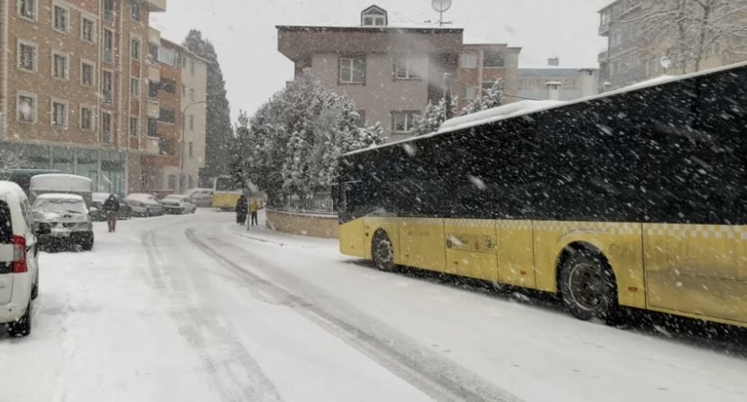 Pendik’te etkili olan yoğun kar yağışı nedeniyle 4 İETT aracı yolda kalırken, toplu taşıma araçlarıyla işe gitmeye çalışan vatandaşlar mağdur ...