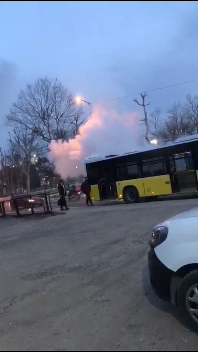 Pendik’te motor kısmındaki arıza sebebiyle yolda kalan İETT otobüsünden dumanlar yükseldiği görüldü. Yolcuların tahliye edilmesi muhtemel bir ...