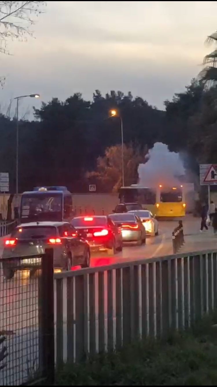 Pendik’te motor kısmındaki arıza sebebiyle yolda kalan İETT otobüsünden dumanlar yükseldiği görüldü. Yolcuların tahliye edilmesi muhtemel bir ...