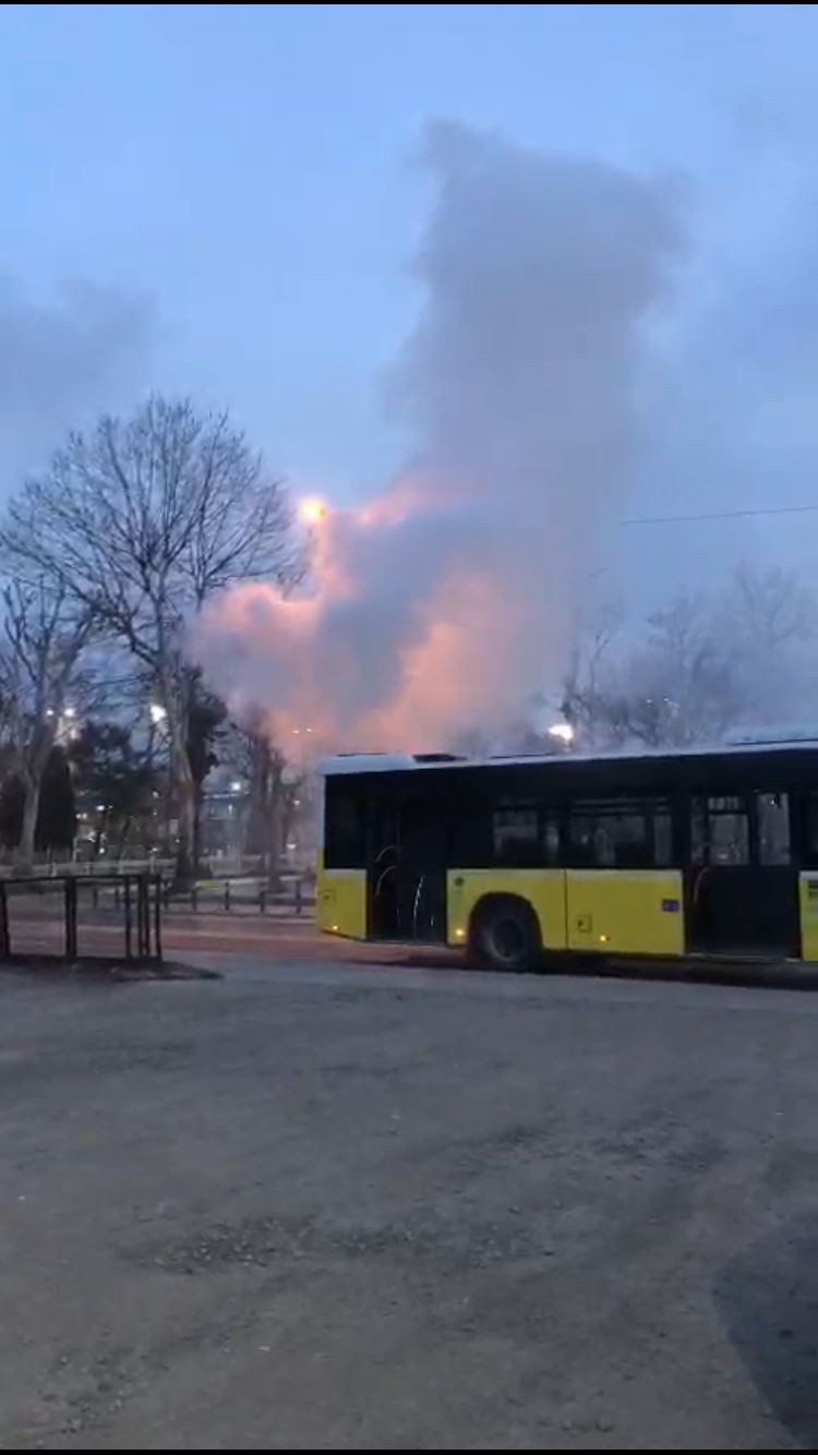 Pendik’te motor kısmındaki arıza sebebiyle yolda kalan İETT otobüsünden dumanlar yükseldiği görüldü. Yolcuların tahliye edilmesi muhtemel bir ...