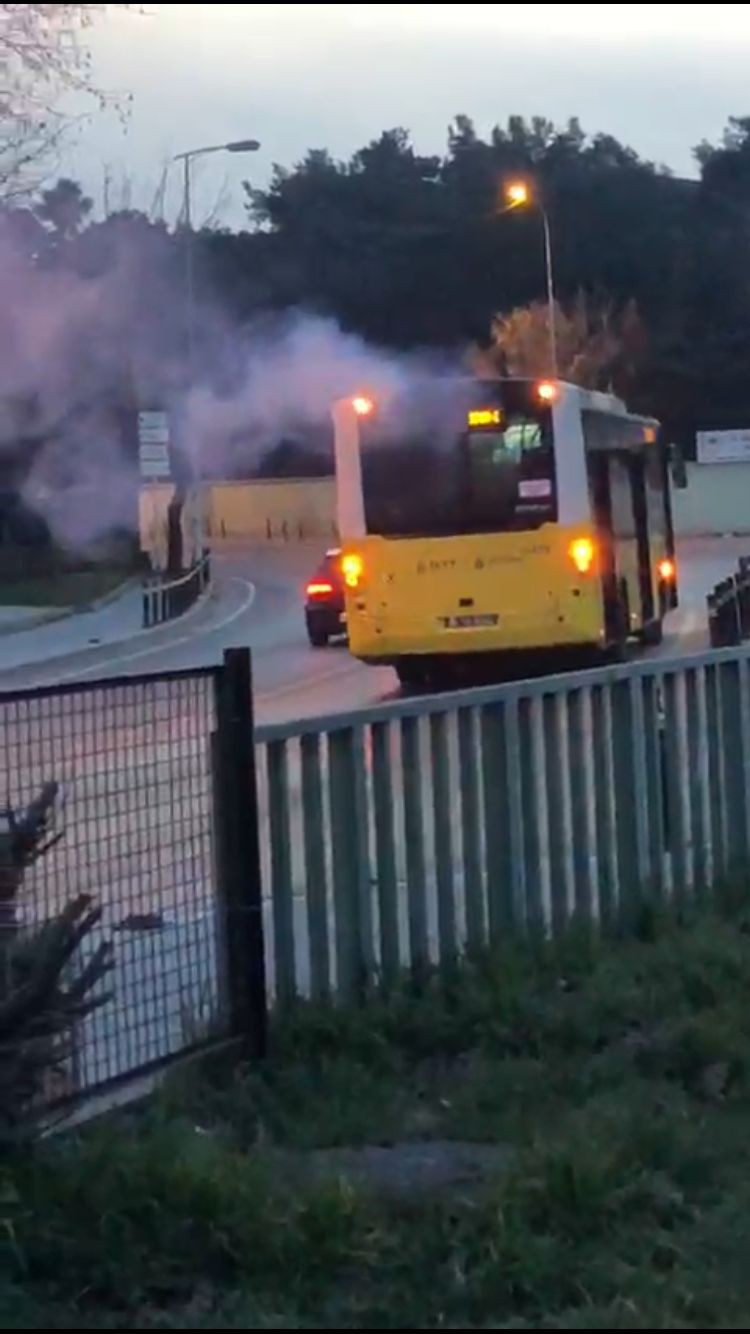 Pendik’te motor kısmındaki arıza sebebiyle yolda kalan İETT otobüsünden dumanlar yükseldiği görüldü. Yolcuların tahliye edilmesi muhtemel bir ...