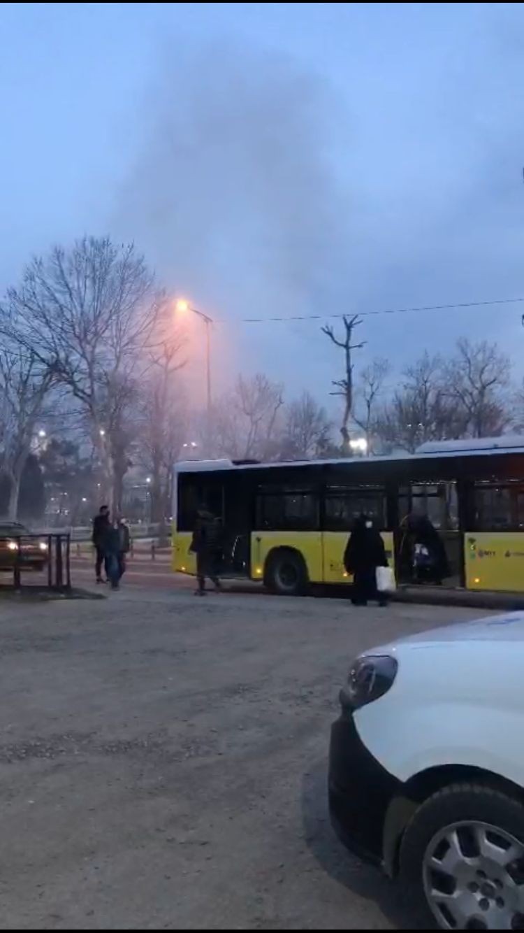 Pendik’te motor kısmındaki arıza sebebiyle yolda kalan İETT otobüsünden dumanlar yükseldiği görüldü. Yolcuların tahliye edilmesi muhtemel bir ...