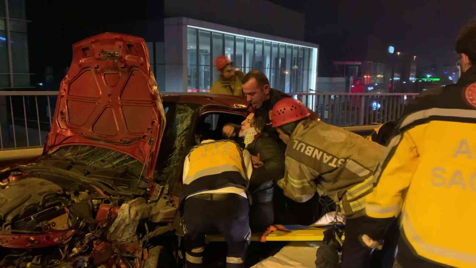 İstanbul Pendik’te 2 aracın karıştığı trafik kazasında 1 kişi ağır yaralandı. İstanbul Pendik Adnan Kahveci Köprüsü’nde gece 01:00 sıralarında 34 ...