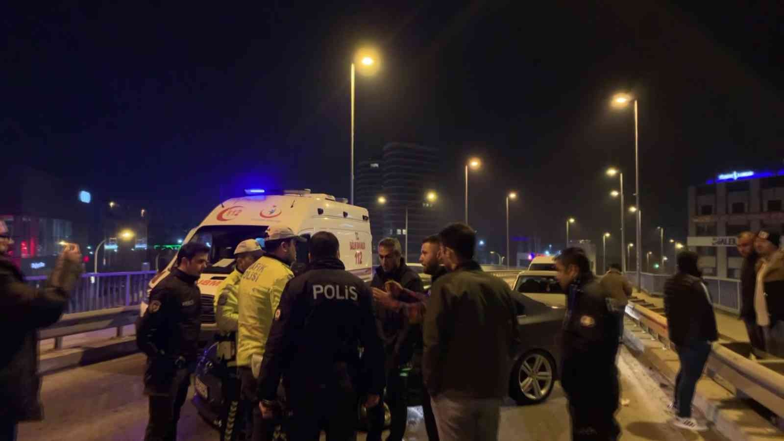 İstanbul Pendik’te 2 aracın karıştığı trafik kazasında 1 kişi ağır yaralandı. İstanbul Pendik Adnan Kahveci Köprüsü’nde gece 01:00 sıralarında 34 ...