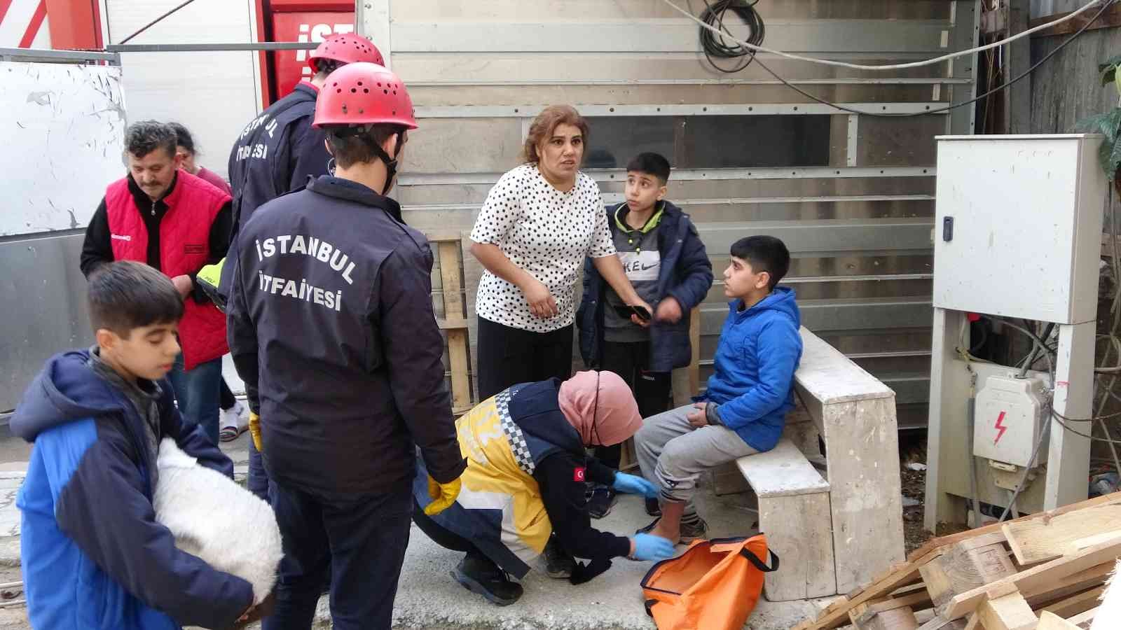 Pendik’te arkadaşları ile birlikte inşaat alanına giren 10 yaşındaki çocuk, girdiği inşaatta bulunan 5 metre derinliğindeki çukura düştü. Çukurda ...